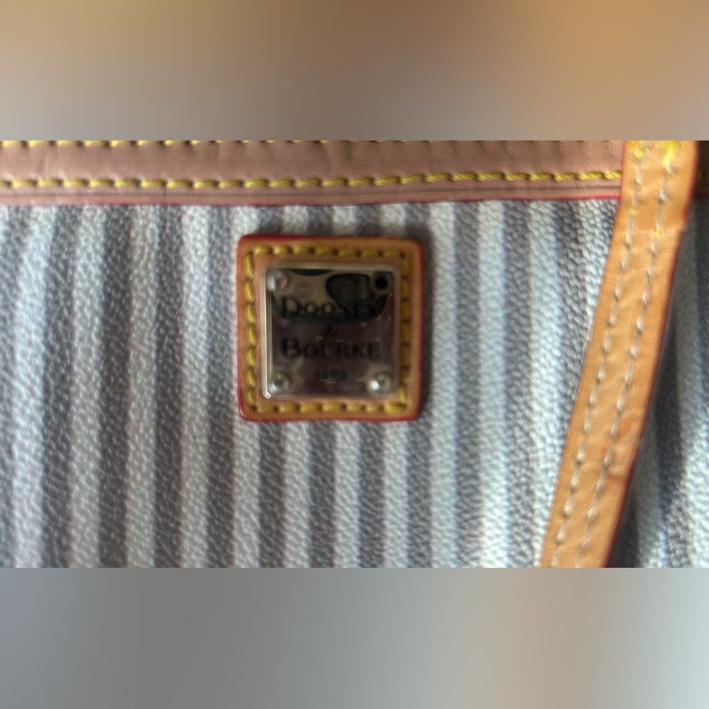 Dooney & Bourke 🦆 Taupe & White Striped Wristlet - Picture 5 of 6